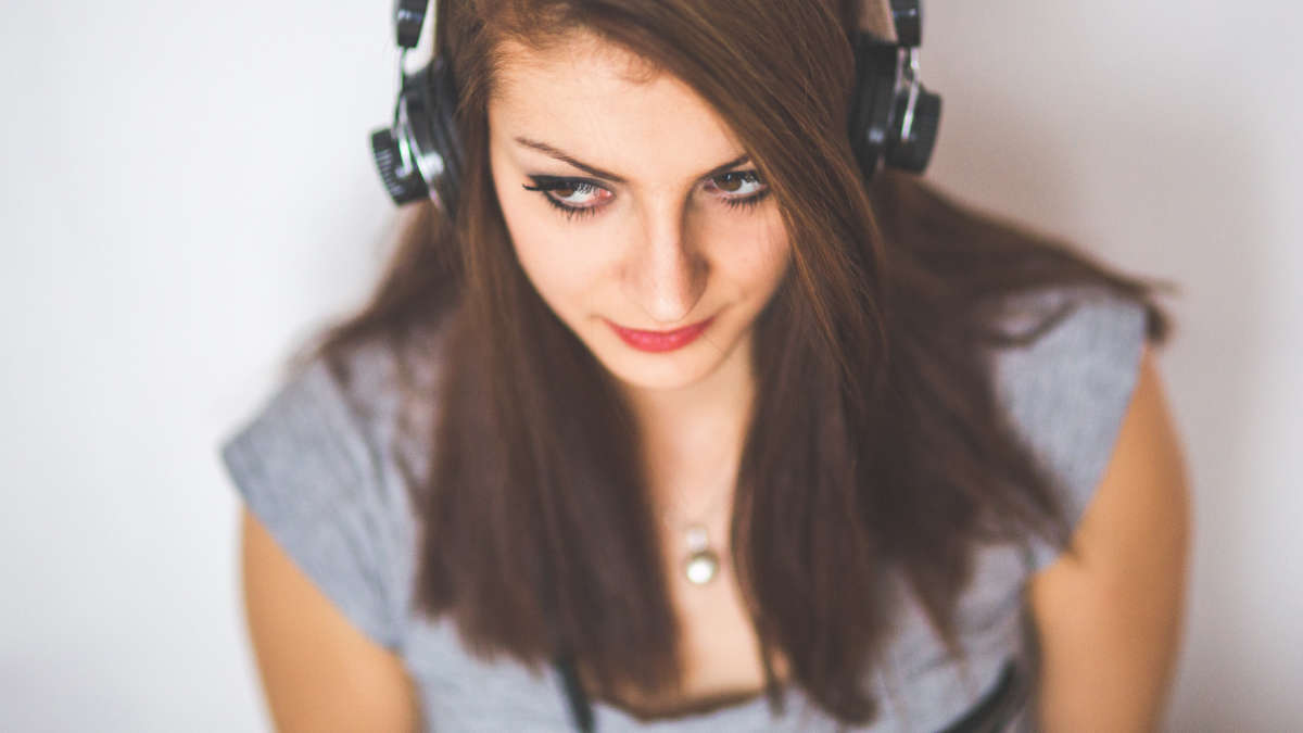 mujer escuchando música utiliza audífonos ia